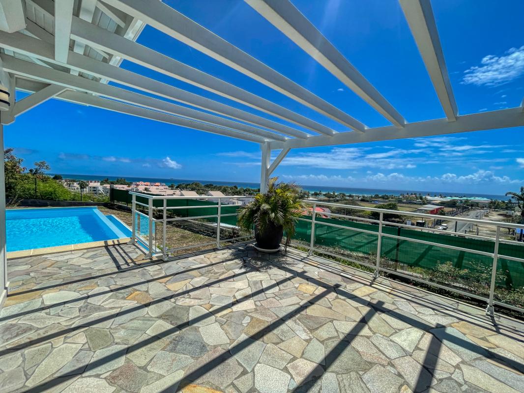 Location villa Topaze 2 chambres 4 personnes vue sur mer piscine à St François en Guadeloupe - terrasse....